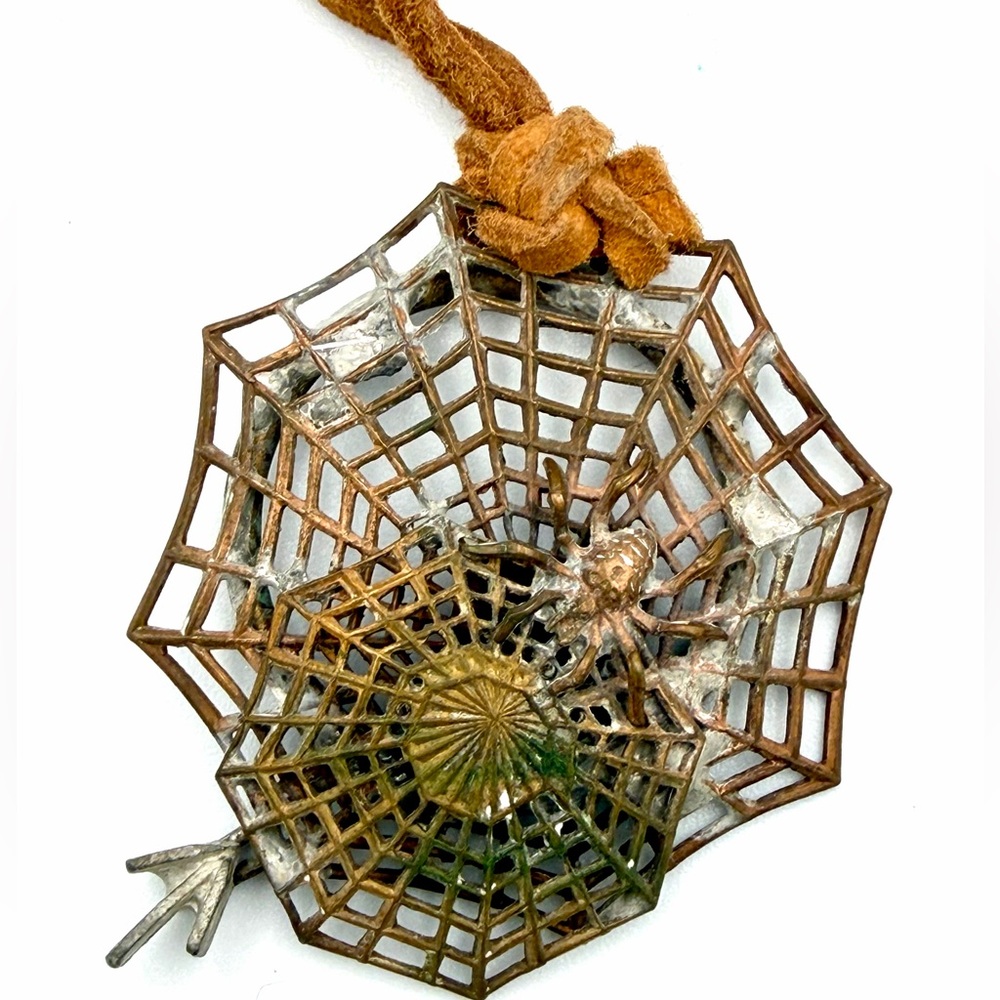Spider 🕷️ and web pendant necklace - Picture 4 of 4
